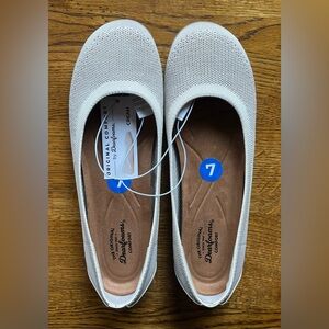 Dearfoams Original Comfort Ladies Flat Shoes size 7. Cream Color. New with Tags